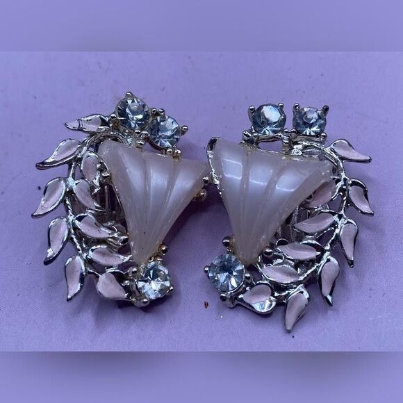Vintage Pink Thermoset Lucite Clip-On Earrings Rhinestone Silvertone Enamel 1” - Picture 2 of 4